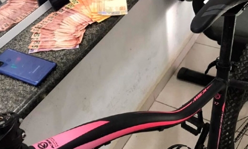 Vítima de furto encontra objeto à venda, combina compra e chama a polícia