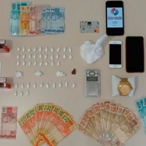 Homem é preso com porções de cocaína e materiais para tráfico de drogas