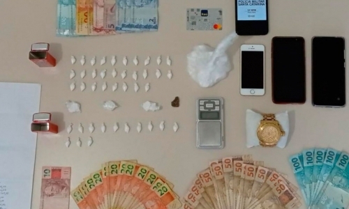 Homem é preso com porções de cocaína e materiais para tráfico de drogas