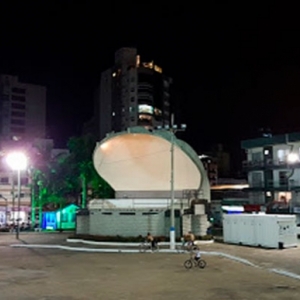 Polícia precisa separar briga de casal em praça pública