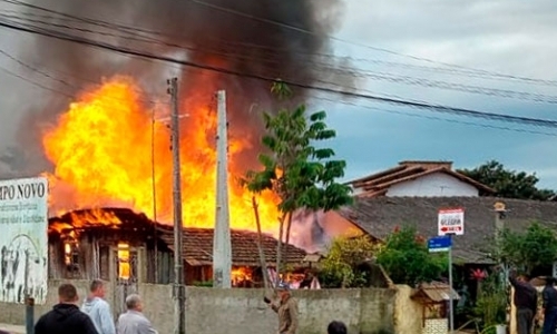 Incêndio com grandes proporções consome e destrói residência em Tijucas