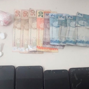 Mãe e filha tentam resistir à prisão por tráfico de drogas