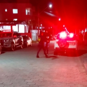 VÍDEOS: Um morre durante confronto entre polícia e criminosos