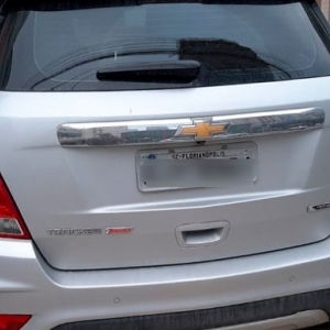 Veículo furtado é encontrado estacionado em frente de escola