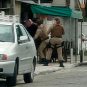 Acusado de furto é encontrado em bar após buscas para cumprir mandado