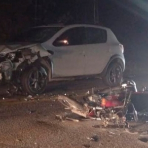 Mulher sofre ferimentos graves após colisão entre carro e moto