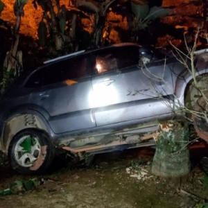 Veículo sai da pista, capota várias vezes e colide contra bananeiras em morro