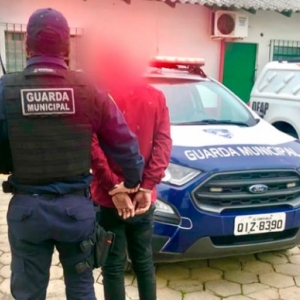 Com mandado de prisão por tráfico, homem é detido e levado ao presídio