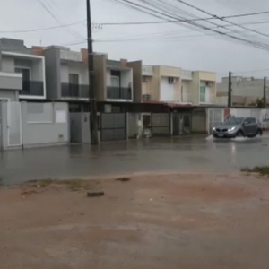 Fortes chuvas deixam entrada de loteamento alagada e moradores quase ilhados