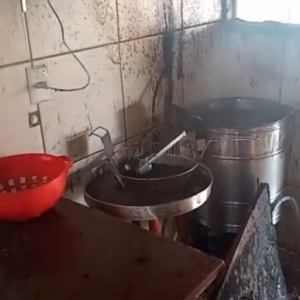 Incêndio em fritadeira elétrica deixa cozinha de lanchonete destruída 