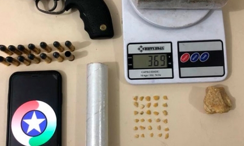 Traficante armado é preso em flagrante na frente de sua casa