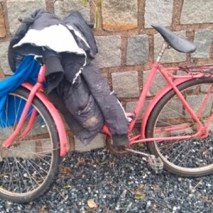 Ciclista fica gravemente ferido após ser atingido por caminhão em acostamento