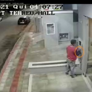 Durante furto rapaz faz ligação direta em alarme a arromba porta de condomínio 