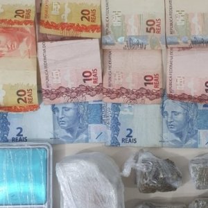 Suspeito é detido com maconha em rua central da cidade