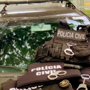 Policiais civis ameaçam paralização e fazem ato de entrega de coletes e algemas