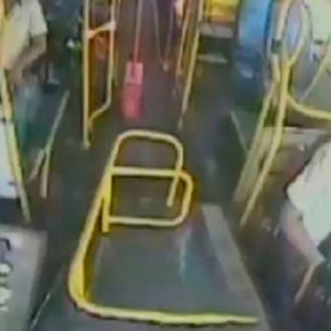 Rapaz é preso após tentar agarrar adolescente de 14 anos em ônibus