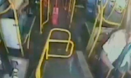 Rapaz é preso após tentar agarrar adolescente de 14 anos em ônibus