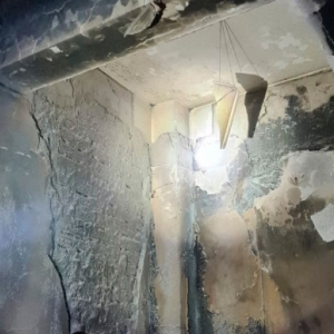 Incêndio em prédio deixa cômodo de apartamento destruído 