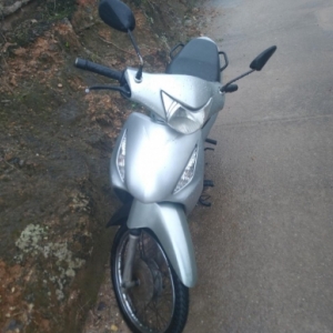 Motociclista tem preferencial cortada por carro e colide em rodovia 