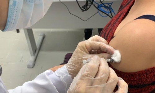 Cidades aceleram ritmo de vacinação e iniciam imunizam de pessoas com mais de 45 anos