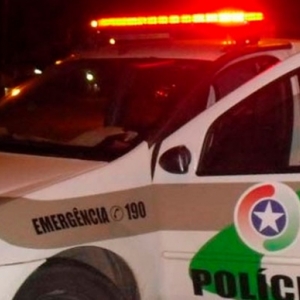 Mulher é ameaçada de morte e desesperada aborda viatura no meio da rua