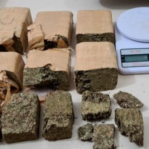 Adolescente é apreendido com mochila cheia de maconha