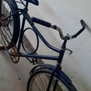 Criminosos entram em residência, levam bicicleta e abandonam outra