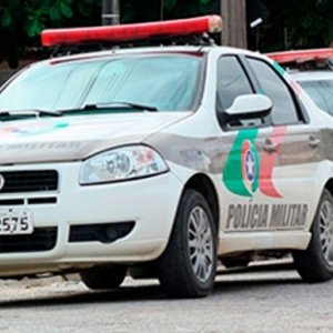Carro com carretinha cheia de materiais furtados é flagrada com criminosos