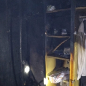 Residência pega fogo durante a madrugada e quarto fica destruído