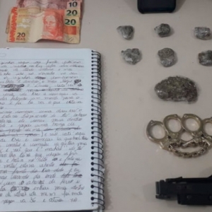 Rapaz acusado de dar coronhada no pai é preso em flagrante por vários crimes