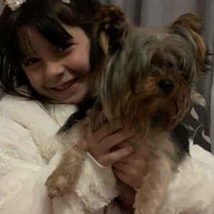 Cachorro desaparecido é encontrado e menina se alegra com retorno