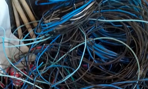 Mais de 50 furtos de energia elétrica são encontrados em uma rua