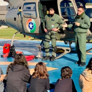 Alunos de projeto que cuida de crianças carentes visitam batalhão da polícia