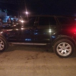 Colisão entre carro e SUV de luxo termina com mulher é hospitalizada 
