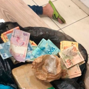 Serviço tele entrega de tráfico de drogas é descoberto após denúncias