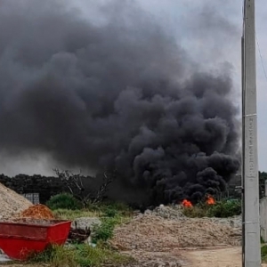 Incêndio em sucata de lancha provocada fumaça escura e assusta moradores