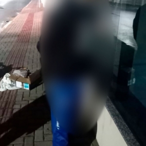 Homem entra pelo teto de casa, pega diversos objetos e foge pela porta da frente