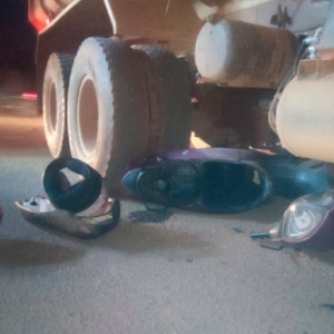 Motociclista tem graves lesões na perna após acidente com caminhão caçamba