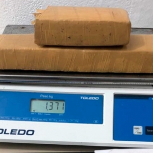 Traficante com medo corre ao ver viatura; tabletes de maconha são encontrados