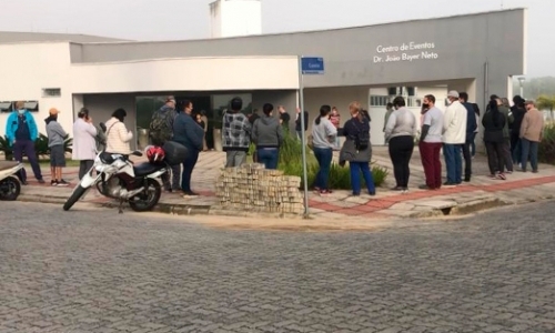 Cidades da região registram filas para vacinação ao longo de toda a manhã