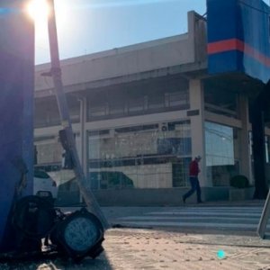 VÍDEOS: Semáforo fica destruído após colisão no início da manhã