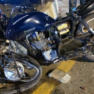Motociclista bate em rótula e fica gravemente ferido na SC-410