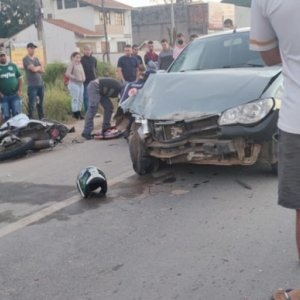 Grave acidente entre moto e dois carro deixam casal ferido