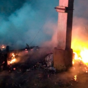 Fogo colocado para incinerar lixo vira incêndio e destrói edificação industrial 