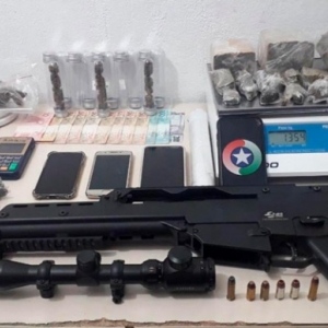 Casal de traficantes é preso com drogas, munições e simulacro de fuzil
