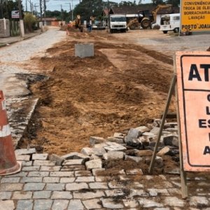 Com obras paradas, comerciantes reclamam de bloqueio em avenida
