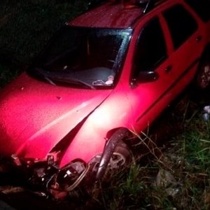 Carro sai da pista, colide contra barranco e motorista fica ferido na SC-410
