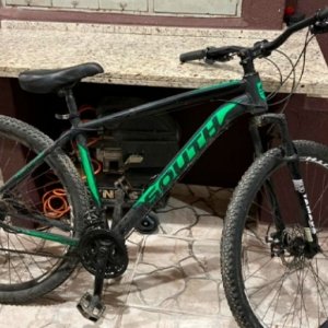 Suspeito passa com duas bicicletas se depara com viatura deixa uma e foge 