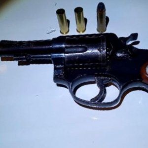 Mulher, temendo ser assassinada, esconde arma do marido
