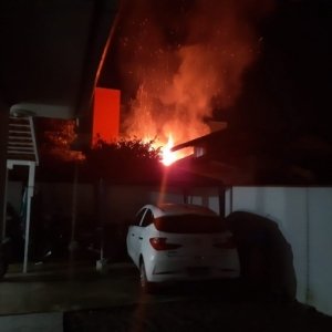 Residência fica destruída após incêndio durante madrugada em Tijucas